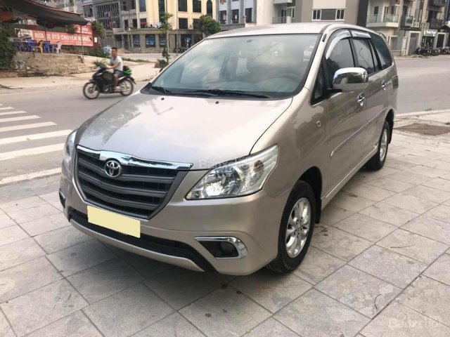 Cần bán xe Toyota Innova 2014 số sàn, màu vàng cát