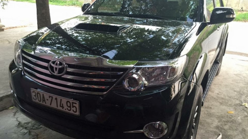 Chính chủ bán xe Toyota Fortuner 2.4 MT đời 2015, màu đen