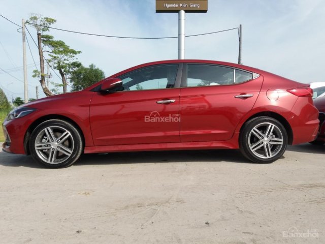 Bán xe Hyundai Elantra Sport 2018 màu đỏ