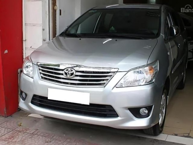 Bán Toyota Innova 2.0E số sàn, màu bạc, sản xuất và đăng ký cuối 2012