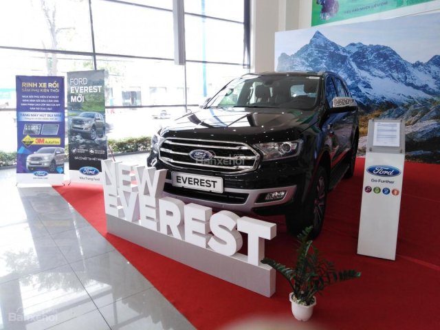 Bán Ford Everest Titanium 4x2 sản xuất 2018, màu đen mới