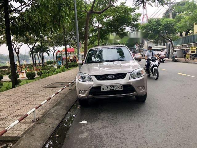 Bán Ford Escape XLT 2.3L AT đời 2011, màu bạc, 440tr