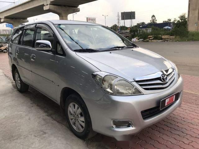 Cần bán gấp Toyota Innova G 2010, màu bạc số sàn