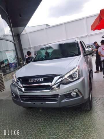 Bán xe Isuzu mu-X 2018, màu bạc0