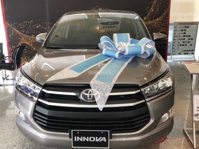 Giảm giá tiền mặt - Tặng phụ kiện chính hãng khi mua xe Toyota Innova 2.0 E đời 2019, màu xám0