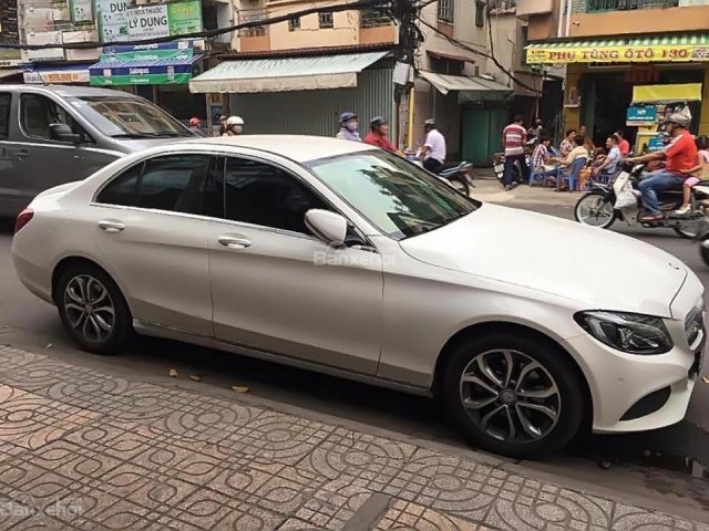 Cần bán lại xe Mercedes C200 đời 2017, màu trắng