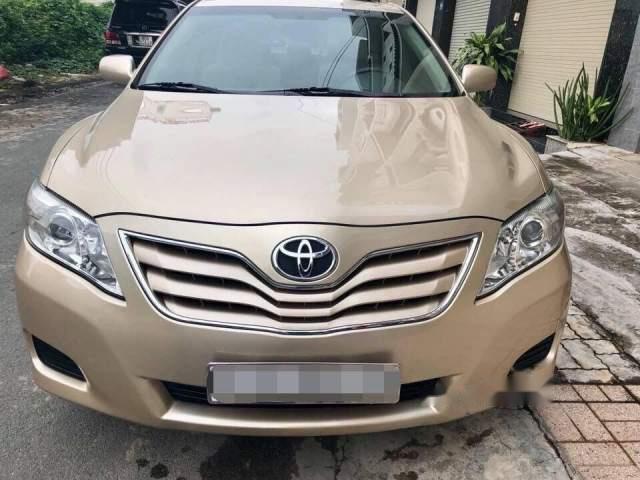 Bán xe Toyota Camry Le đời 2010, màu vàng cát