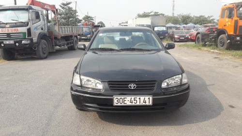 Cần bán lại xe Toyota Camry 2.2 XLi 2000, màu đen