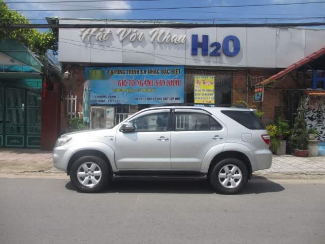 Nhà dư dùng bán Toyota Fortuner sản xuất năm 2009, màu bạc