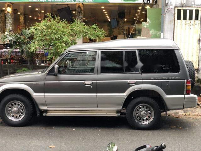 Cần bán xe Mitsubishi Pajero sản xuất năm 2004, màu xám