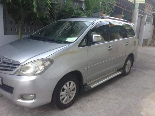 Bán Toyota Innova V năm sản xuất 2009, màu bạc xe gia đình, giá 410tr