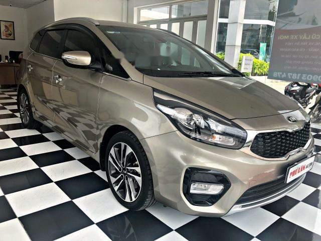 Bán Kia Rondo GAT 2017, màu vàng cát số tự động