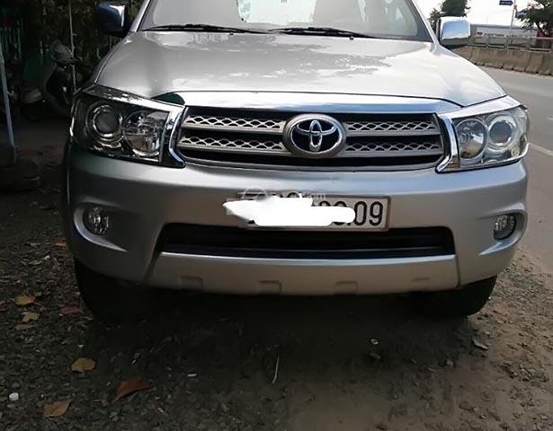 Bán xe cũ Toyota Fortuner G đời 2009, màu bạc, giá 622tr
