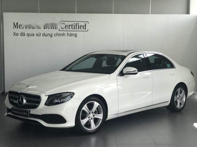 Bán xe Mercedes E250, đăng ký đầu tiên 08.2018, chưa sử dụng, màu trắng, mới 99%