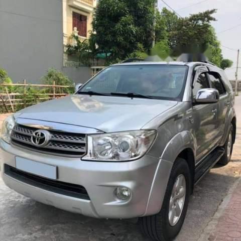 Bán Toyota Fortuner V 2010, màu bạc, xe gia đình chính chủ