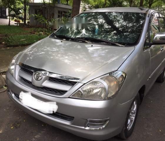 Cần bán xe Toyota Innova đời 2007, màu bạc xe gia đình