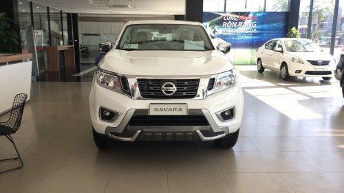 Bán Nissan Navara 2.5 AT đời 2018, màu trắng, giá 650tr