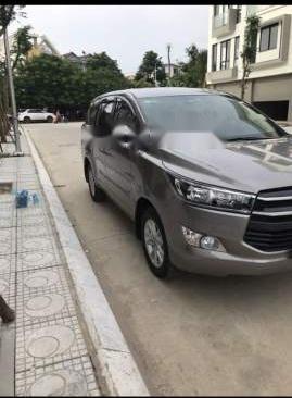 Cần bán gấp Toyota Innova đời 2018, màu xám còn mới, giá tốt