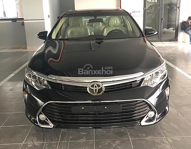 Cần bán Toyota Camry 2.0E sản xuất 2018, màu đen