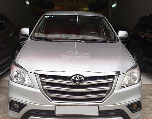 Bán ô tô cũ Toyota Innova 2.0E năm 2015, màu bạc