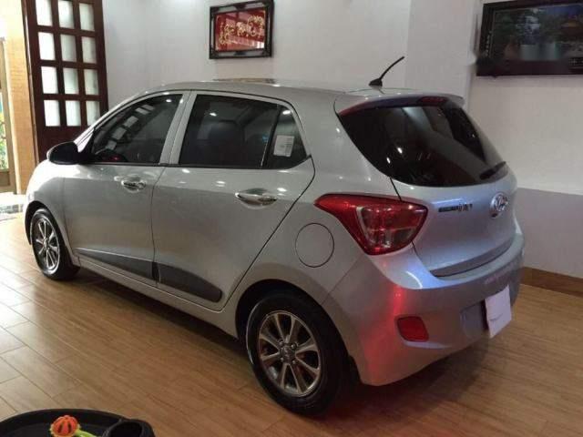 Đổi lên 7 chỗ cần bán Hyundai Grand i10 đời 2014, màu bạc