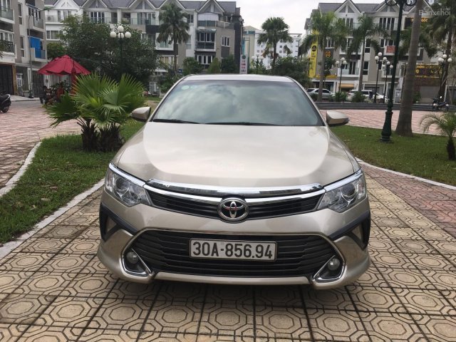 Cần bán Toyota Camry 2.5Q 2015, màu kem