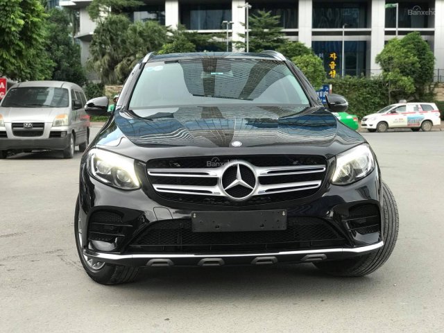 Bán xe Mercedes GLC300 4Matic năm 2017, màu đen