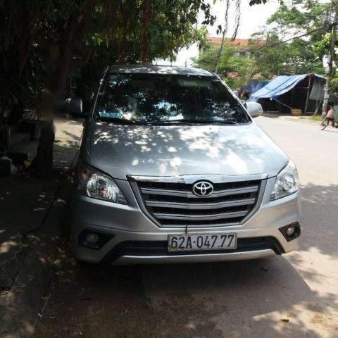 Cần bán lại xe Toyota Innova đời 2016, màu bạc, giá tốt