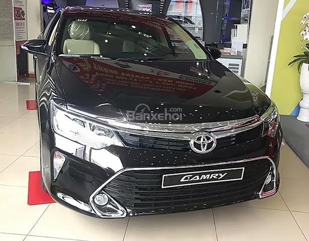 Bán ô tô Toyota Camry 2.0E đời 2018, màu đen