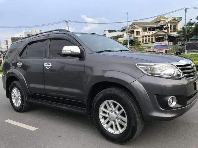 Cần bán xe Toyota Fortuner 2.7V đời 2012, màu xám giá cạnh tranh