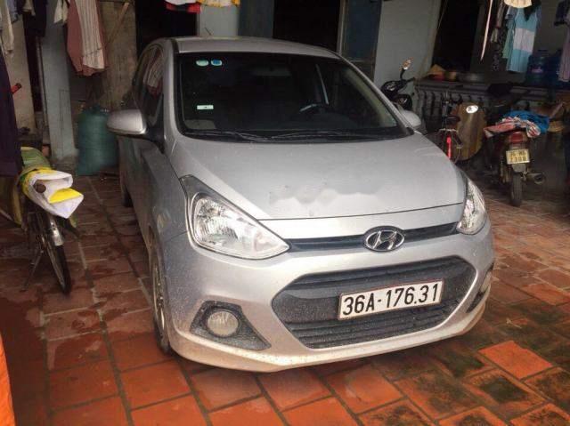 Bán ô tô Hyundai Grand i10 đời 2015, màu bạc xe gia đình