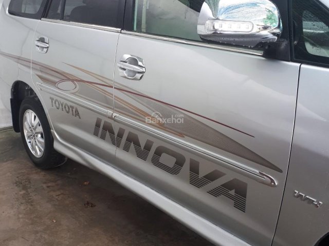 Cần bán Toyota Innova đời 2010, màu bạc