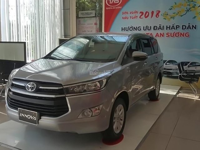 Cần bán xe Toyota Innova 2.0E năm sản xuất 2018, màu bạc