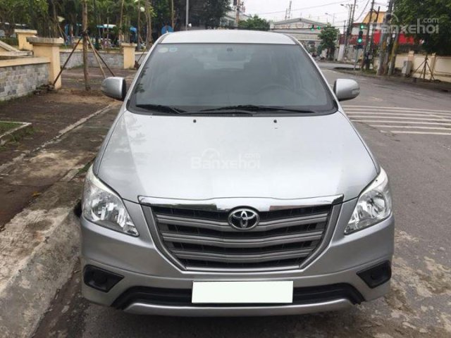 Cần bán gấp Toyota Innova 16 số sàn, máy xăng màu bạc zin0