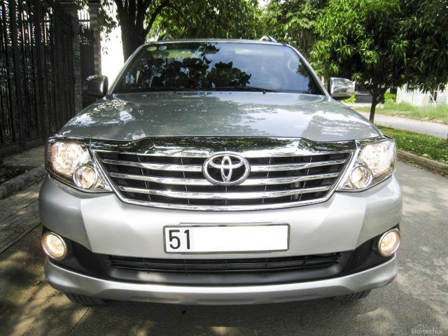 Bán Toyota Fortuner AT model 2014, màu bạc, giá tốt