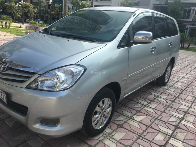 Bán ô tô Toyota Innova G đời 2011, màu bạc số sàn