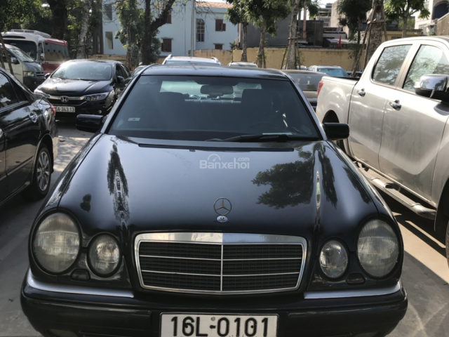 Cần bán lại xe Mercedes-Benz E class năm 1997 màu đen, nhập khẩu, 168 triệu