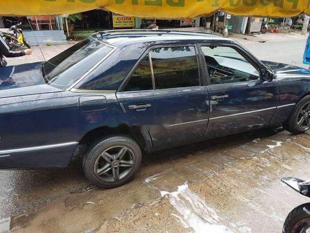 Cần bán lại xe Mercedes E300 sản xuất năm 1994, xe nhập số tự động, giá chỉ 65 triệu