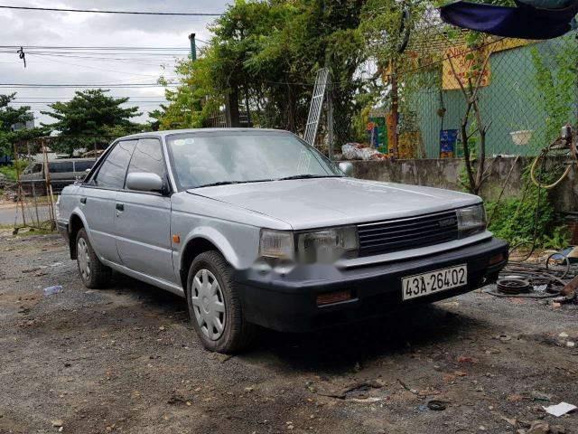 Bán ô tô Nissan Bluebird đời 1988, xe đẹp đồng sơn mới, máy lạnh nhạc
