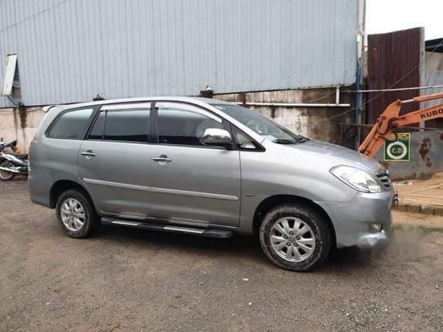 Cần bán lại xe Toyota Innova G SR đời 2011, màu bạc, xe đẹp 0