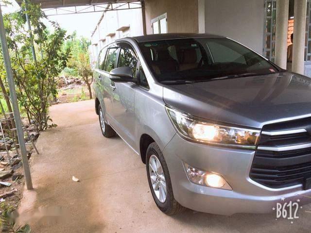 Cần bán Toyota Innova đời 2017, màu xám