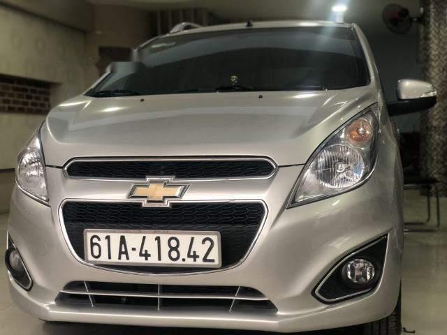 Gia đình bán xe Chevrolet Spark LTZ năm 2015, màu bạc  