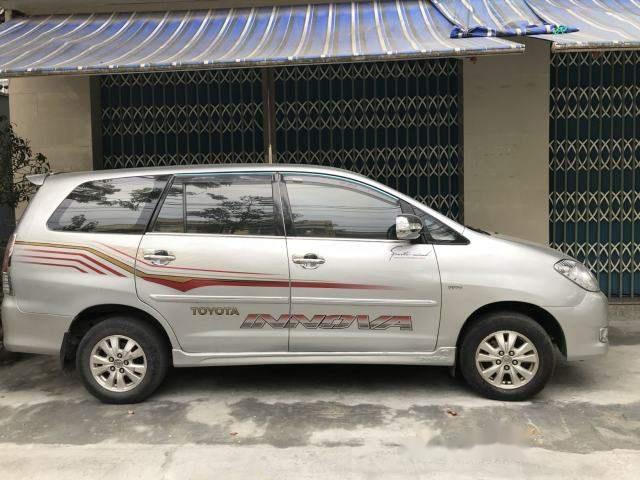 Bán xe Toyota Innova đời 2010, màu bạc xe gia đình