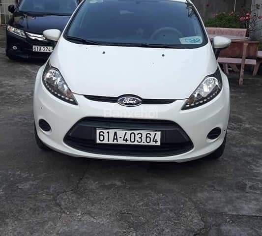 Cần tiền gấp - Bán xe Ford Fiesta đời 2011 màu trắng giá tốt - chính chủ