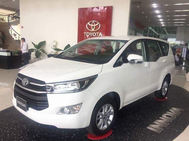 Cần bán Toyota Innova 2.0E năm 2018, màu trắng