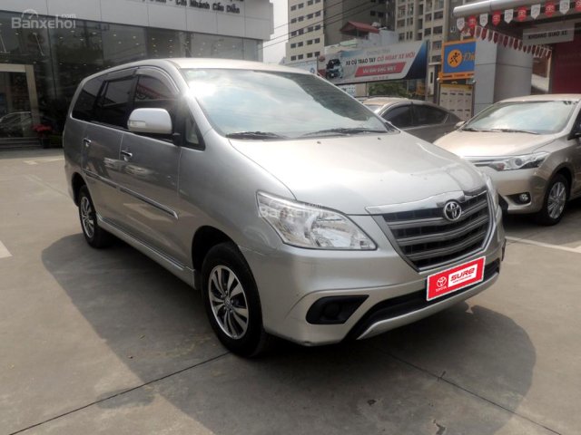 Bán ô tô Toyota Innova 2.0E đời 2015, màu bạc