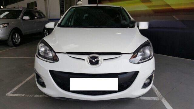 Cần bán Mazda 2 1.5AT đời 2013, màu trắng