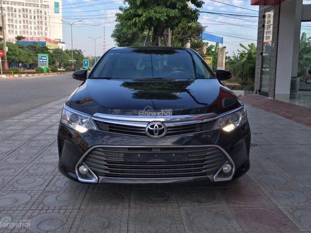 Cần bán Toyota Camry 2.0E đời 2017, màu đen chạy lướt