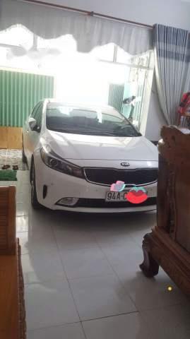 Cần bán Kia Cerato 1.6AT năm sản xuất 2018, màu trắng, nhập khẩu nguyên chiếc xe gia đình, giá chỉ 580 triệu0