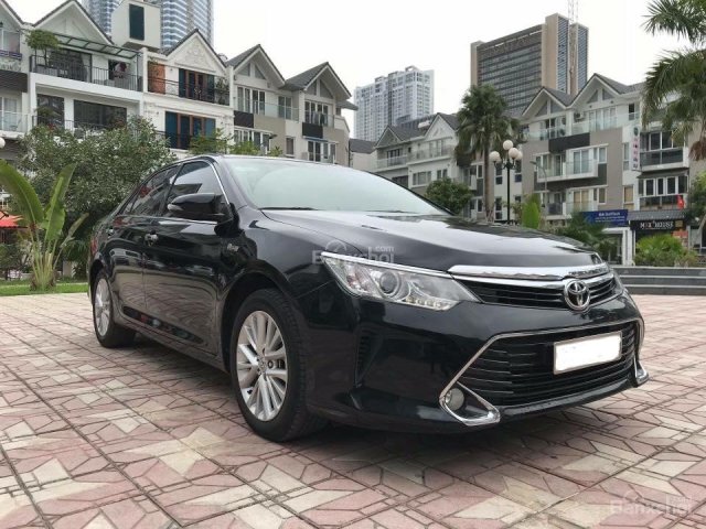 Cần bán xe Toyota Camry 2.0E năm 2017, màu đen